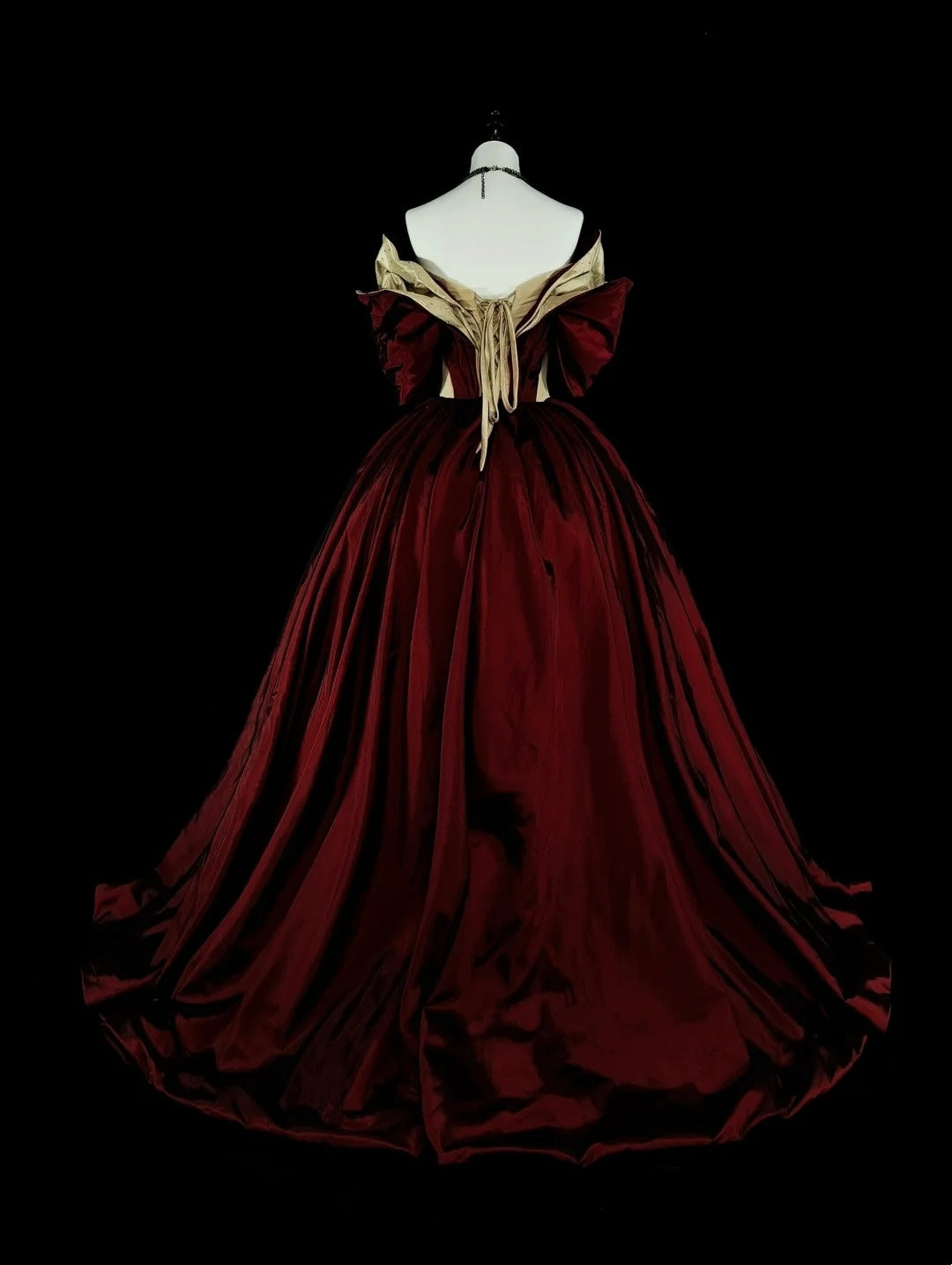 Robe de bal vintage années 1760, épaules dénudées, satin bordeaux plissé, longue, N1595