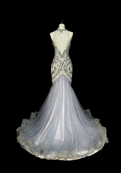 Robe de bal longue bleu ciel clair, col montant, sans manches, en tulle, style sirène, années 1960 (N1581)