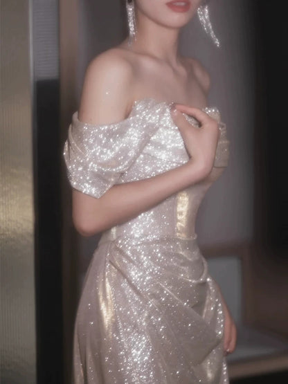 Robe fourreau à paillettes, épaules dénudées et manches à sequins - Inspiration pour une longue soirée ou un 18e anniversaire (AB2225)