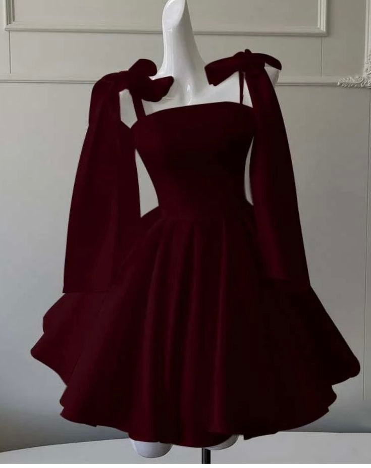 Elegantes Ballkleid Spaghettiträger Burgund Satin Halbförmlich 12. Klasse Inspo Kurze Mini-Heimkehrkleider RB4547