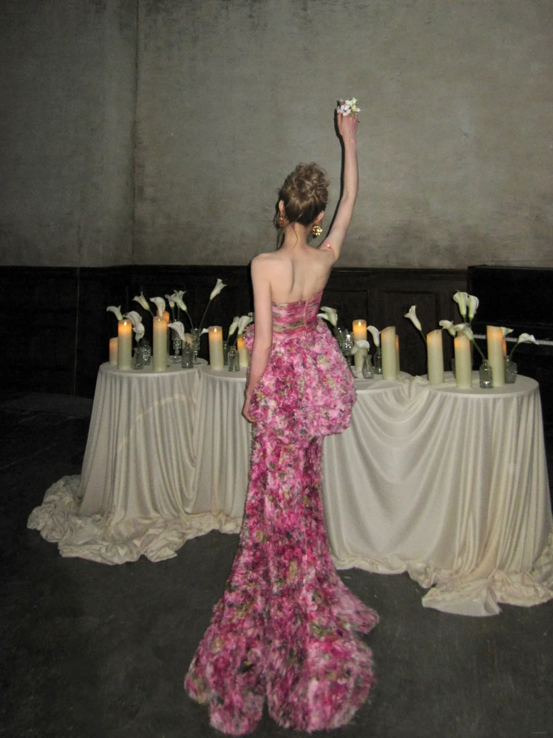 Robe de bal sirène rose fuchsia bustier à fleurs, style modeste, longue et élégante, idéale pour une soirée de remise de diplômes ou un bal de fin d'année (N053)