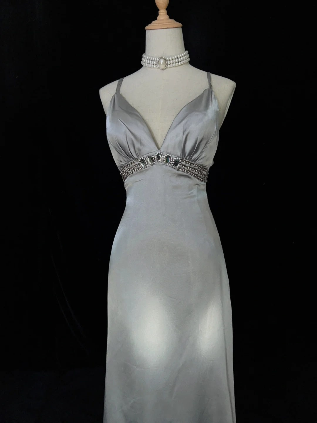 Robes de Bal Élégantes Inspiration Sirène Bretelles Fines Argentées Robe de Soirée Satinée sans Manches Vintage N3181