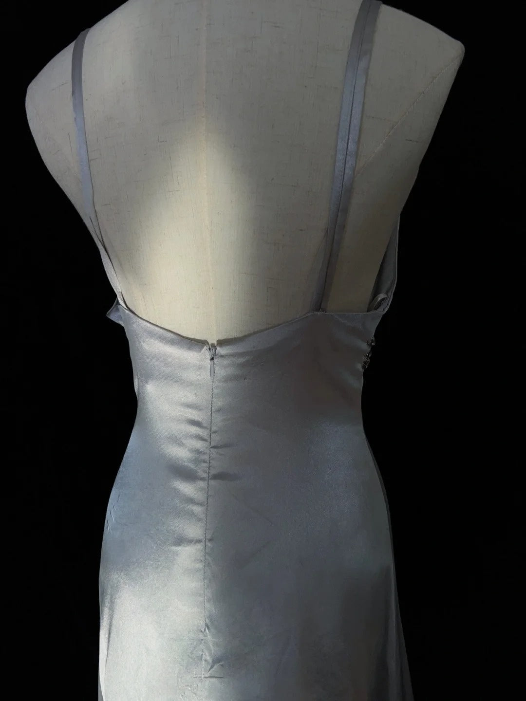 Robes de Bal Élégantes Inspiration Sirène Bretelles Fines Argentées Robe de Soirée Satinée sans Manches Vintage N3181