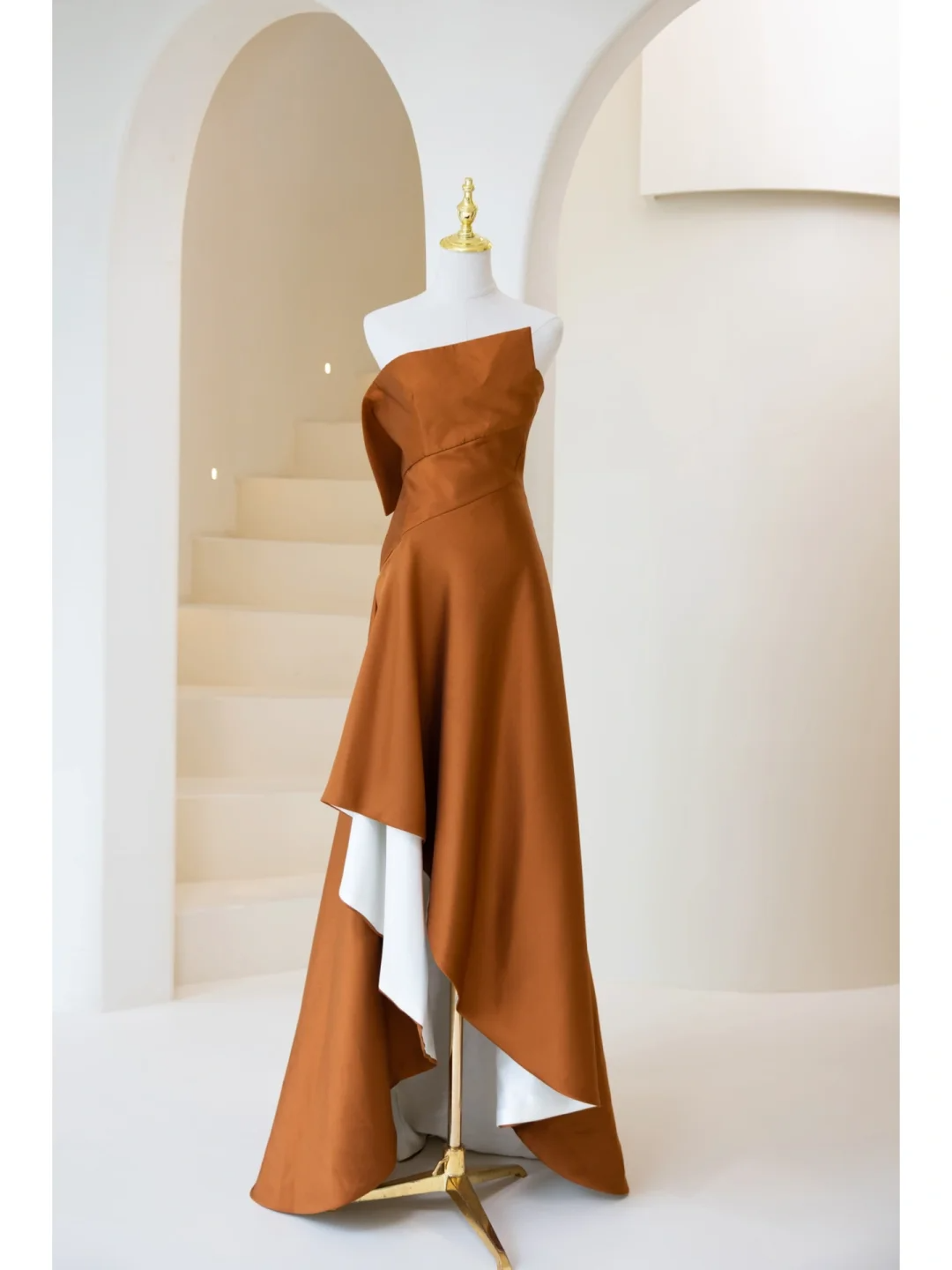 Robe de bal longue marron foncé, bustier, coupe trapèze, idéale pour un 18e anniversaire (AB894)