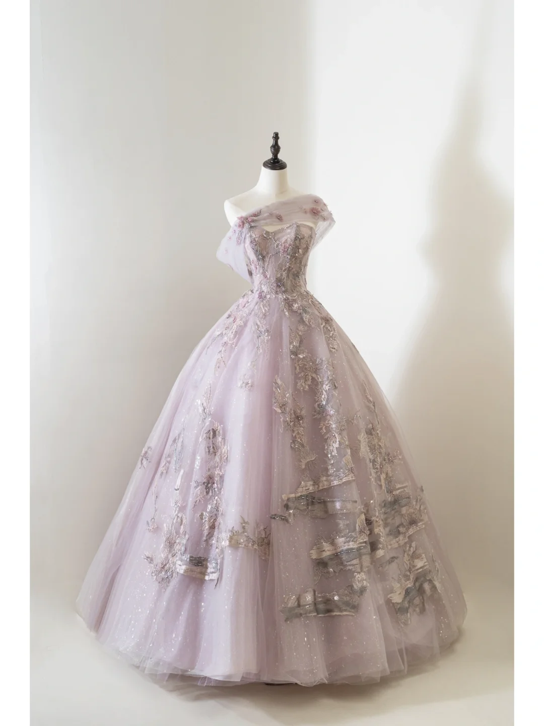 Einzigartiges, trägerloses Ballkleid aus lila Tüll mit mehrlagigem Design, ideal für Abschlussball, Quinceañera, Sweet 15, 16. Geburtstag oder andere festliche Anlässe (AB903)