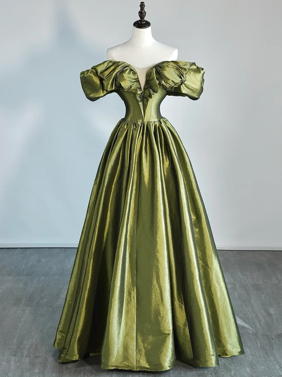 Robe de bal sobre à épaules dénudées en satin vert olive, inspiration robes de soirée, robe de princesse formelle N757