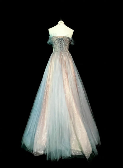 Robe de bal longue plissée, coupe trapèze, épaules dénudées, cape, manches en tulle, style années 1760, N1584