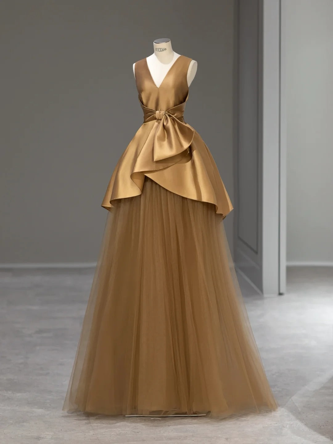 Robe de bal élégante en satin doré col en V, longues robes de soirée Inspo Tenues de soirée RB3996