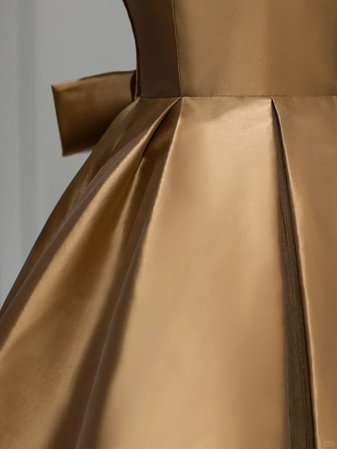 Robe de bal élégante en satin doré col en V, longues robes de soirée Inspo Tenues de soirée RB3996