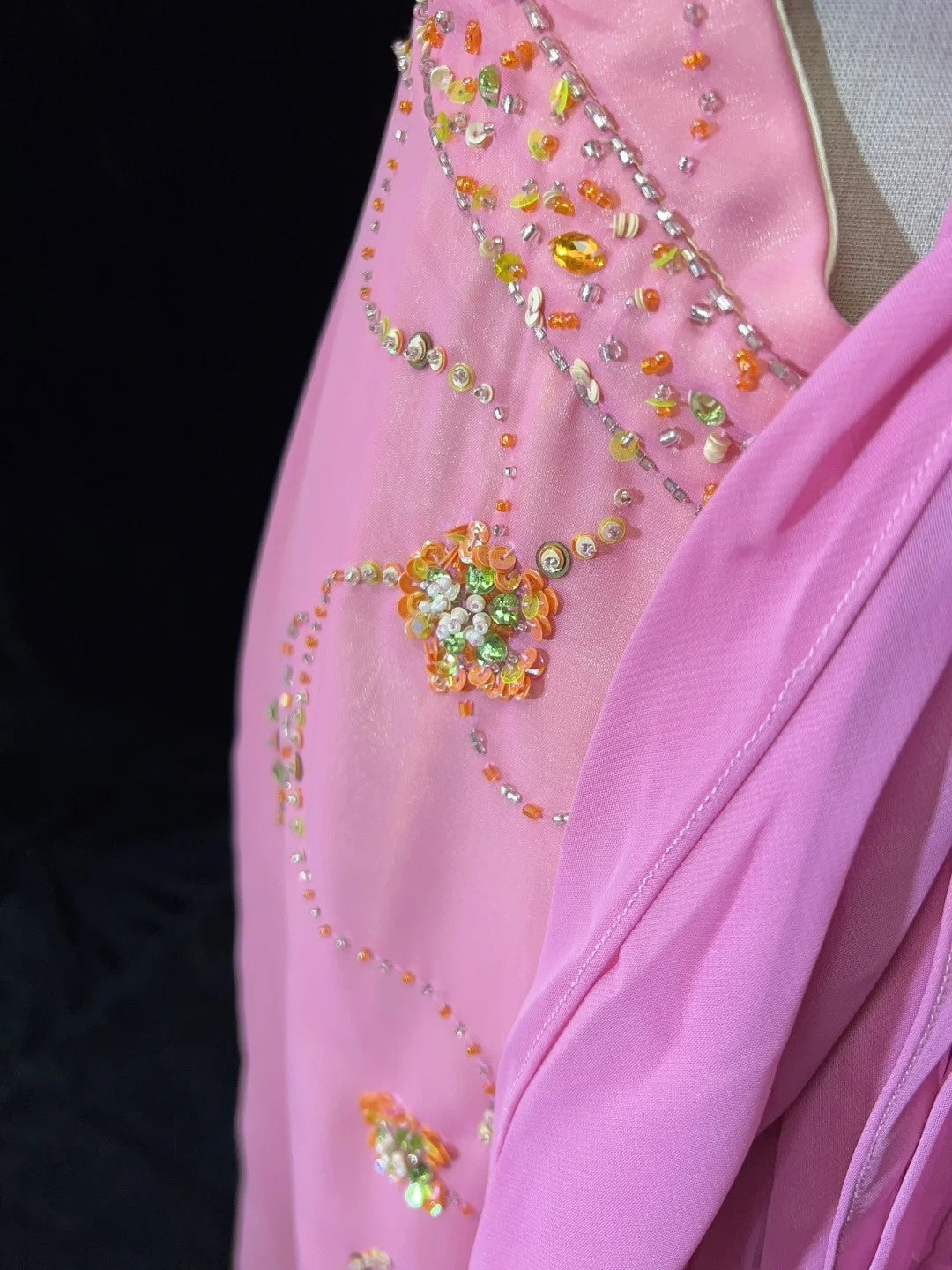 Bescheidene Ballkleider Inspo Meerjungfrau V-Ausschnitt Rosa Chiffon mit Rüschen-Perlenstickerei für Damen Festliches Kleid N3231
