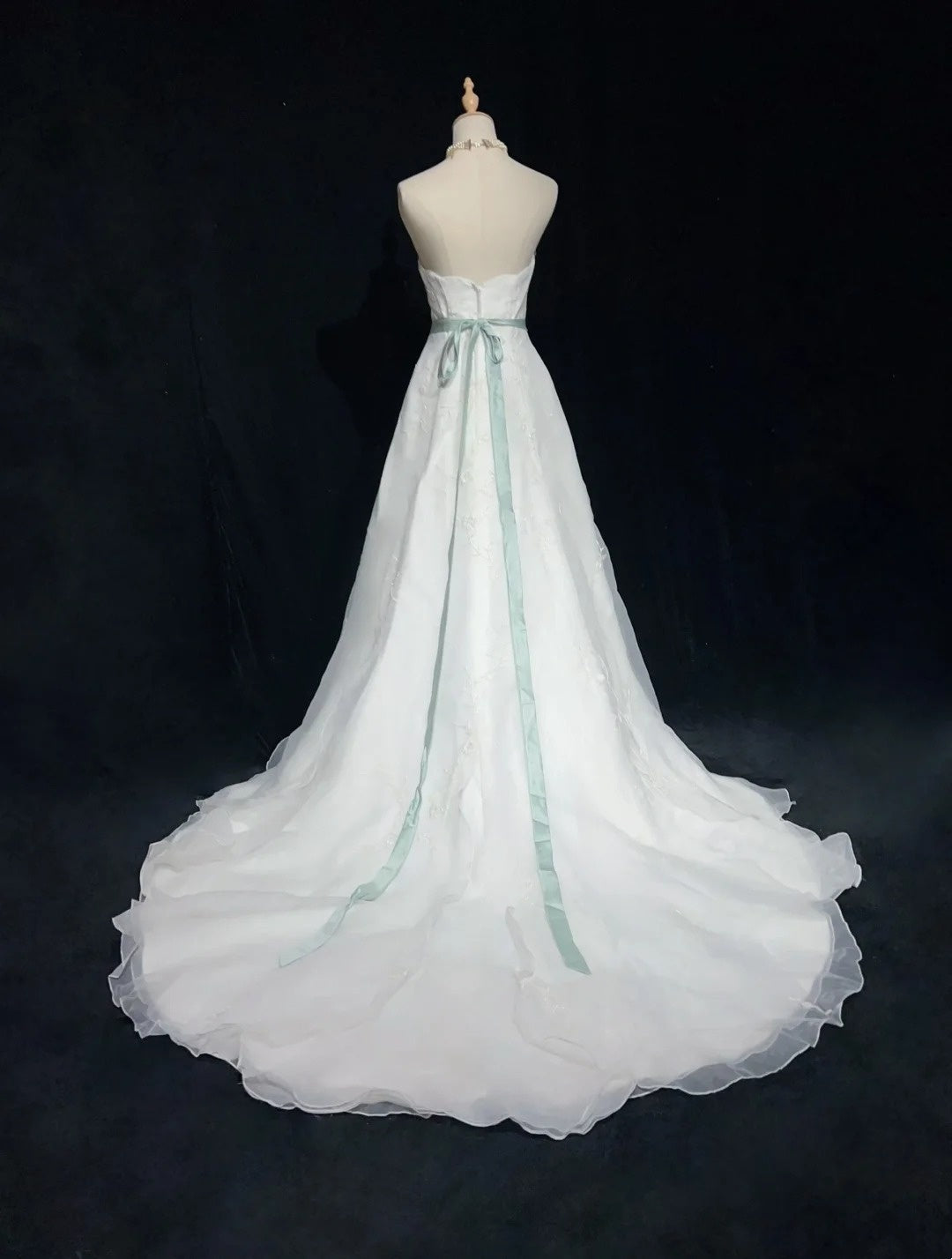 Einzigartige Hochzeitskleider A-Linie Trägerlos Weiß mit Perlen Sommergarten Langes Brautkleid N3676