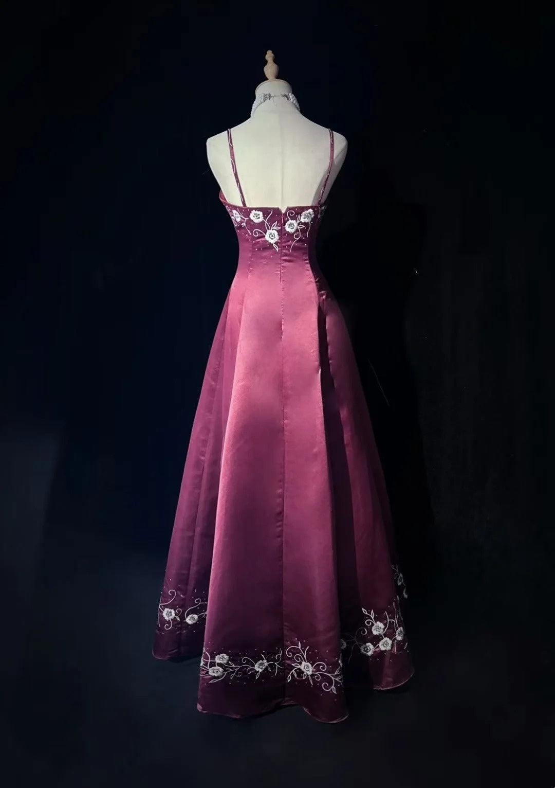 Vintage Ballkleider Abschlussballkleid Spaghettiträger Lila Satin mit Perlenstickerei 1950er Langes Abendkleid N2593