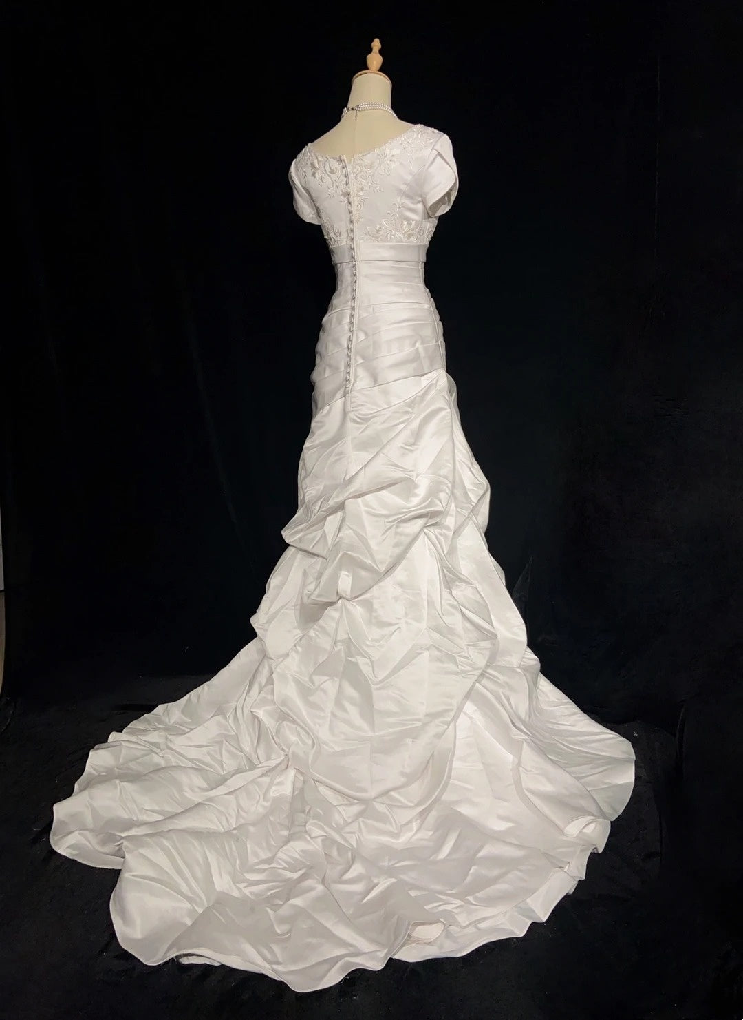 Robes de mariée intemporelles sirène col carré en satin blanc avec manches perles longue robe de mariée N3443