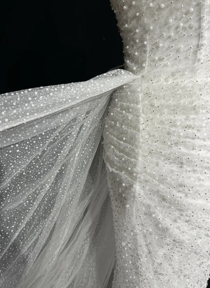 Einzigartige Hochzeitskleider Meerjungfrau schulterfrei Pailletten mit Rüschen Weißes langes Brautkleid N3619
