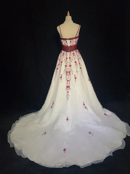 Einzigartige Brautkleider A-Linie Spaghettiträger Bordeaux Stickerei Weiß Strand Sommer Mit Cape Boho Langes Brautkleid N3308