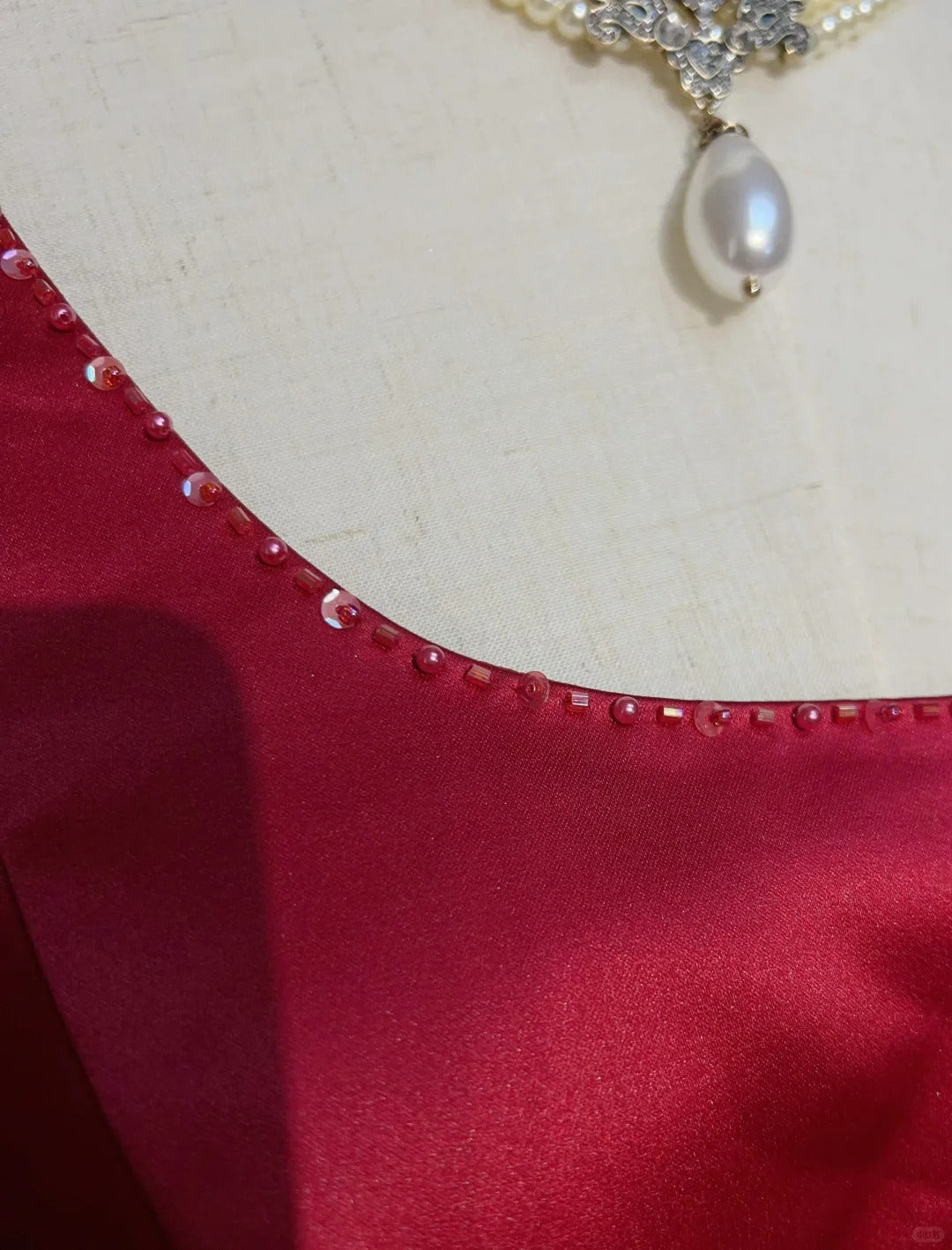 Vintage Abschlussballkleider Inspo A-Linie, eckiger Ausschnitt, roter Satin, 80er Jahre, lange Ballkleider mit Umhang N2857