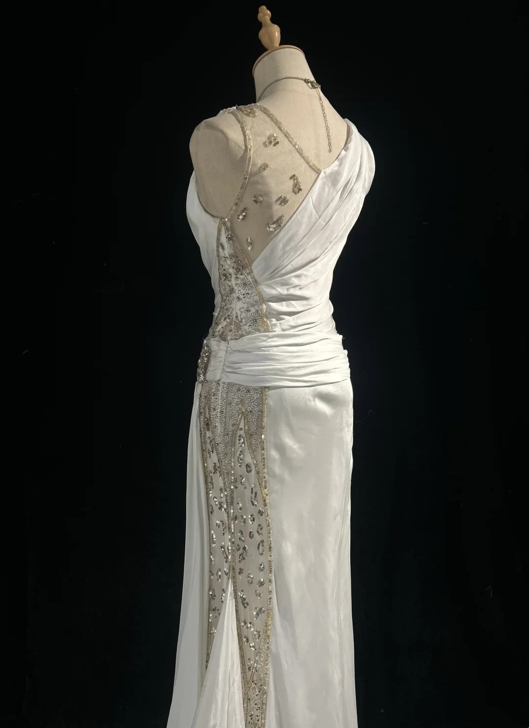 Robes de bal sirène modestes en satin blanc sans manches à col en V avec volants Robe de soirée formelle N3824
