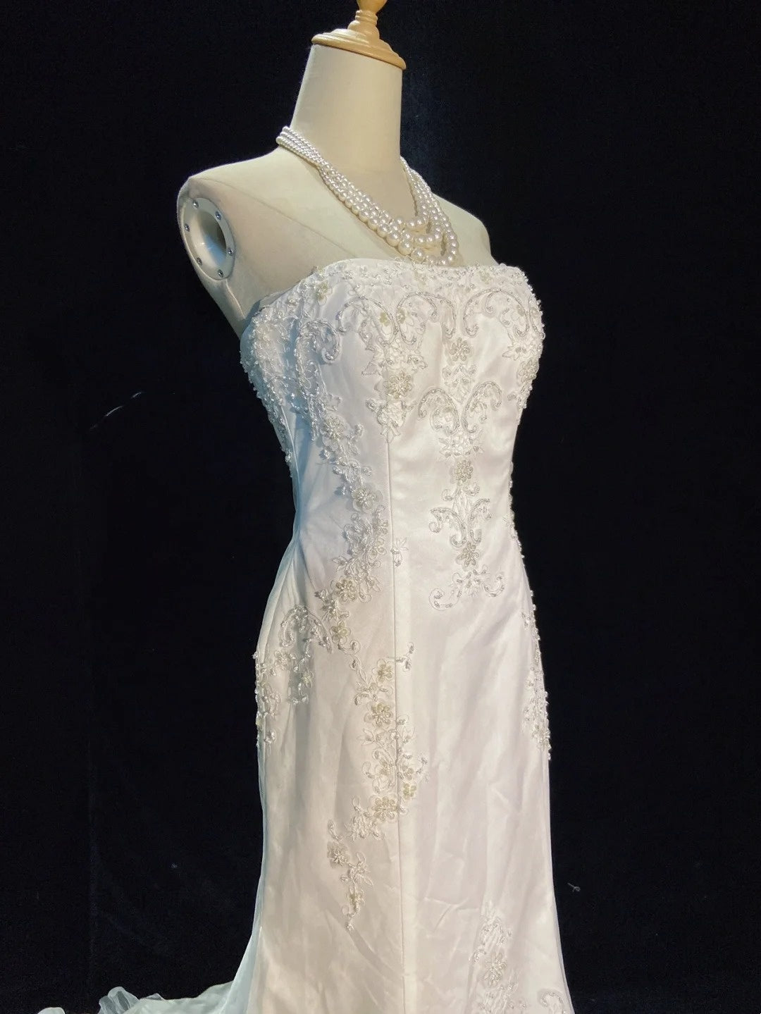 Einzigartige Hochzeitskleider Meerjungfrau Trägerlos Satin mit Applikationen Weiß Lang Brautkleid N3402