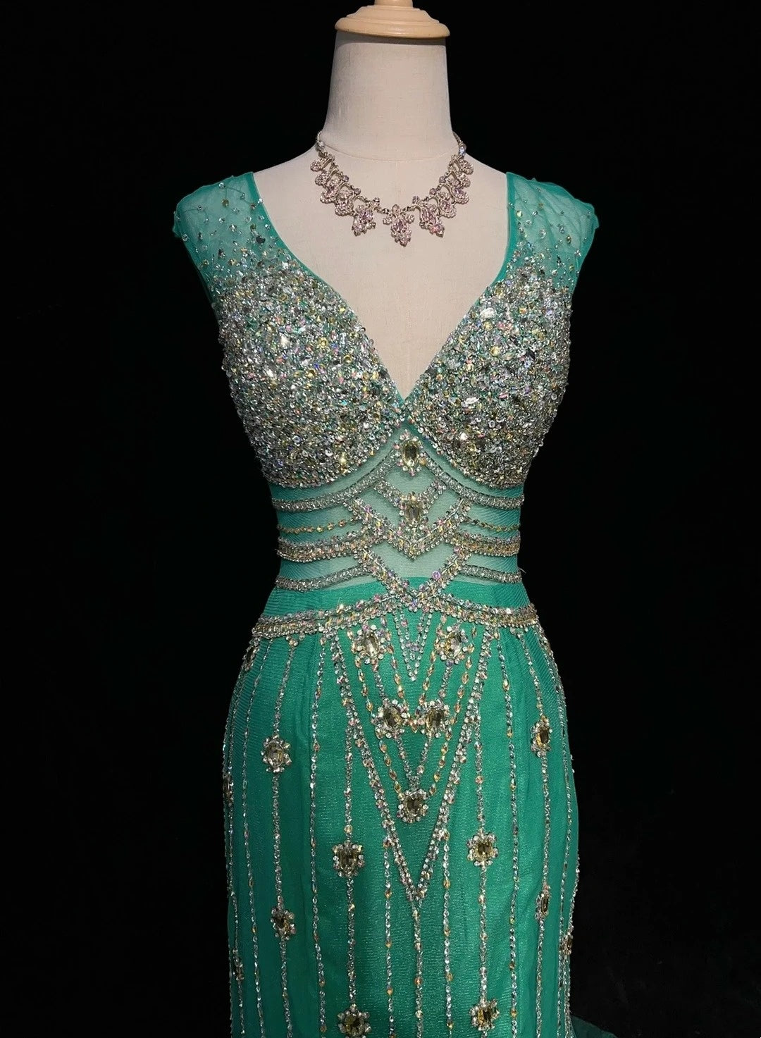 Élégante Robe de Bal Sirène Col en V Vert Tulle Dos Nu avec Perles Robe de Soirée N2872