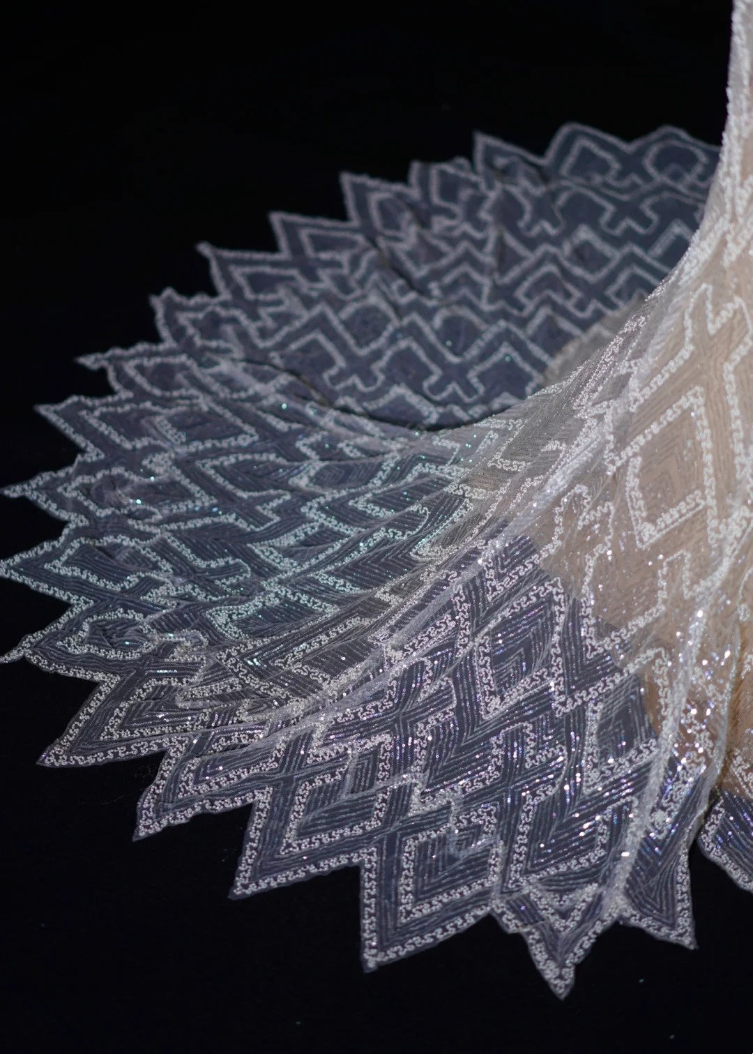 Robe de mariée sirène intemporelle à fines bretelles en dentelle blanche, robe de mariée longue et ajustée AB2523