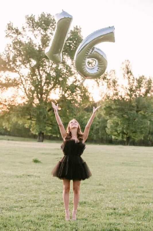 Niedliches trägerloses kleines schwarzes Ballkleid aus Tüll, kurzes Minikleid zum 16. Geburtstag, Hoco Outfits N1884