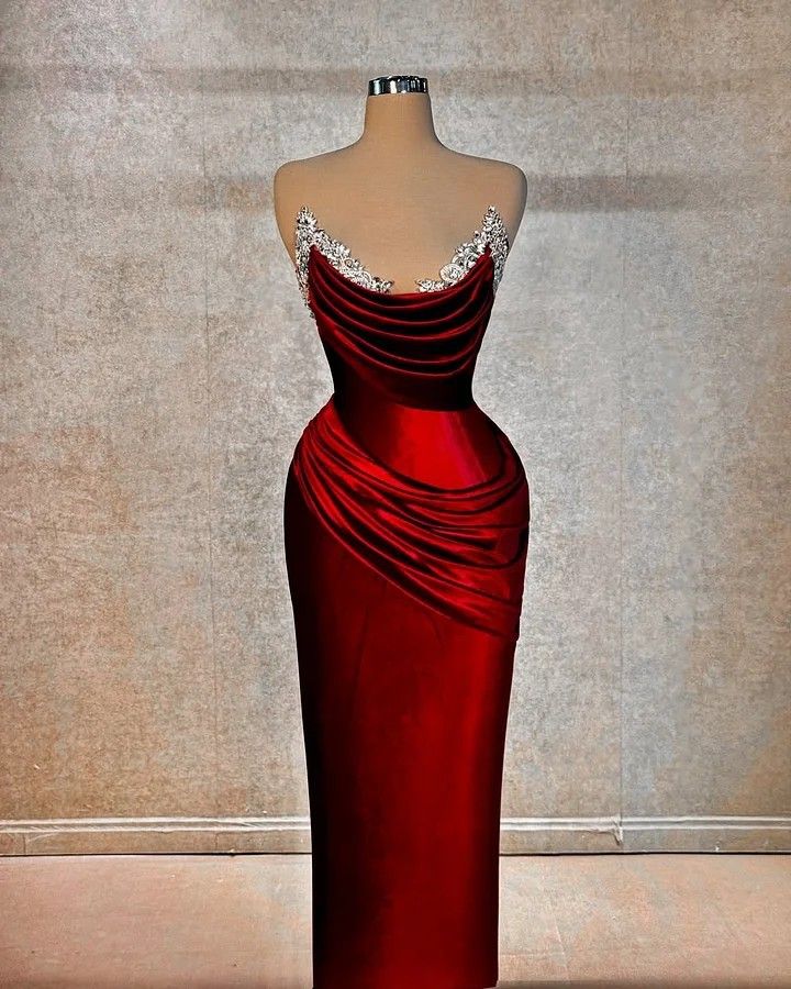 Robe de soirée maxi moulante sirène en satin bordeaux ornée de perles et décolleté cœur, style sirène scintillante, idéale pour les fêtes (AB1227)