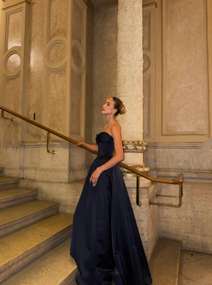 Sexy A-Linien-Abendkleid aus marineblauem Satin, trägerlos, mit Handschuhen, Partykleid AB1075