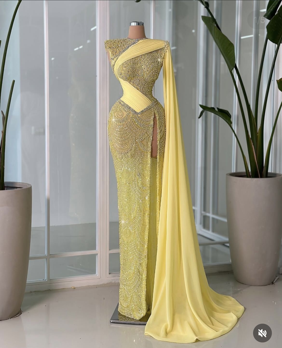 Elegantes, ärmelloses, bodenlanges Meerjungfrauen-Abendkleid mit One-Shoulder-Schlitz und gelben Pailletten AB1724
