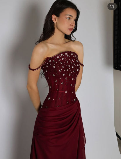 Elegantes Meerjungfrauen-Abendkleid mit Spaghettiträgern in Burgunderrot aus Chiffon – ein stilvolles Kleid für Teenager, ideal für festliche Anlässe und Partys (AB1122).