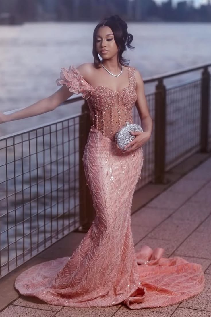 Robe de bal sirène élégante rose poudré, épaules dénudées, décolleté cœur, longueur au sol, ornée de perles N622
