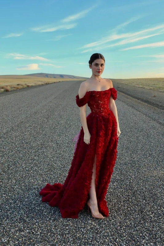 Robe de soirée rouge élégante et longue, coupe trapèze, épaules dénudées et fente, idéale pour les bals de fin d'année et les dîners. Modèle AB2101.