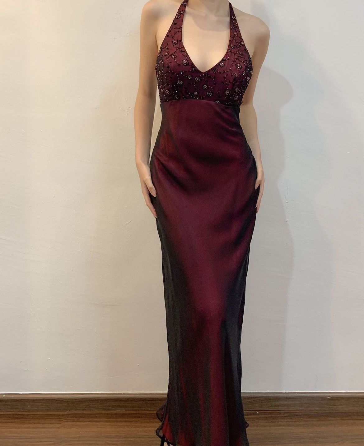 Robe de soirée longue bordeaux en tulle, style sirène, dos nu, style années 90, idéale pour un bal de promo ou un dîner chic (AB2039)