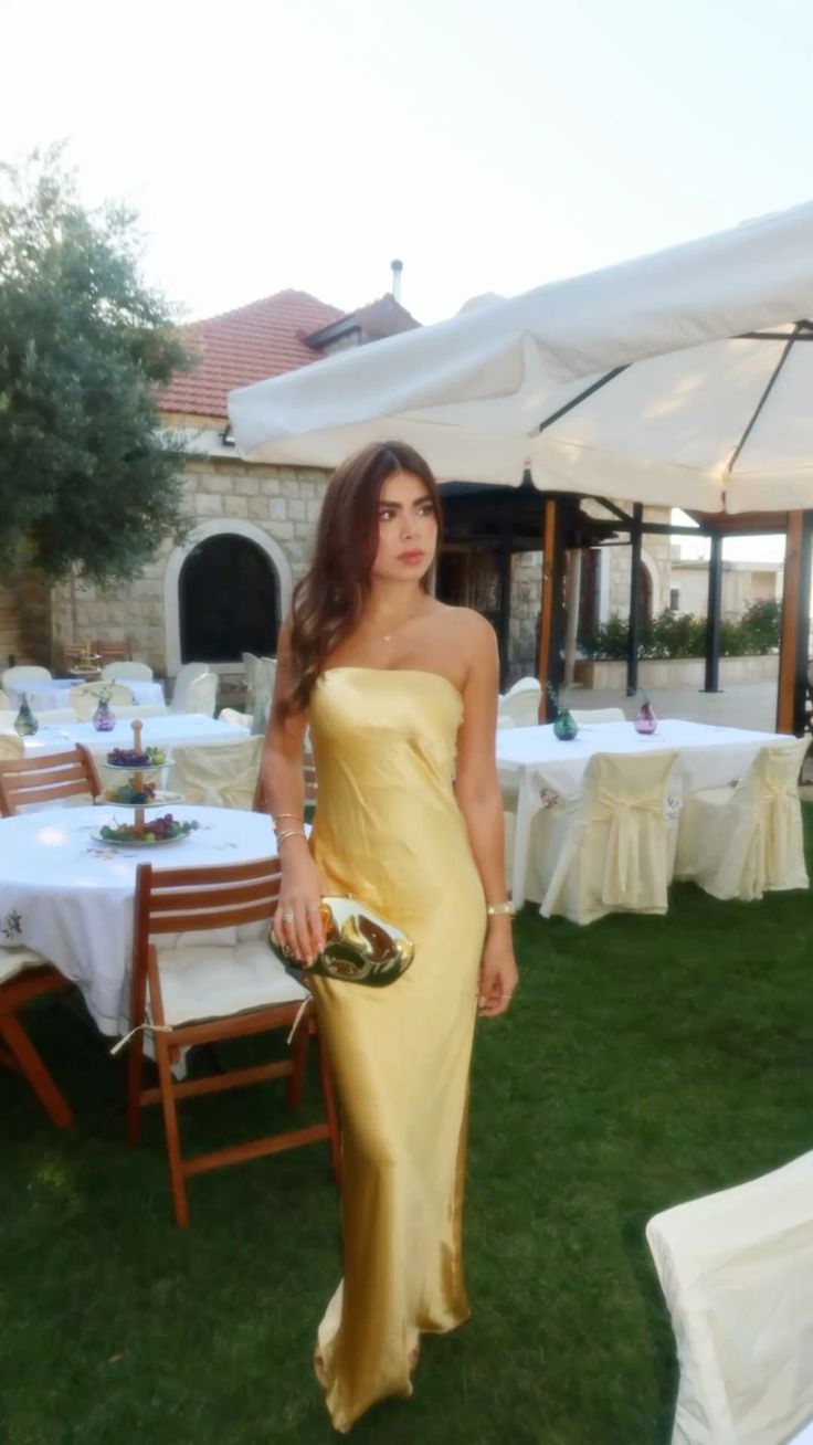 Robe de bal longue jaune satinée, fourreau simple et sans bretelles, idéale pour un 18e anniversaire (N282)