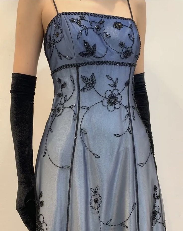 Elegantes, langes, blau-graues, zart perlenbesetztes Tüllkleid in A-Linie – perfekt für formelle Anlässe wie Geburtstage oder Abschlussbälle (N1697)