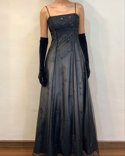 Elegantes, langes, blau-graues, zart perlenbesetztes Tüllkleid in A-Linie – perfekt für formelle Anlässe wie Geburtstage oder Abschlussbälle (N1697)