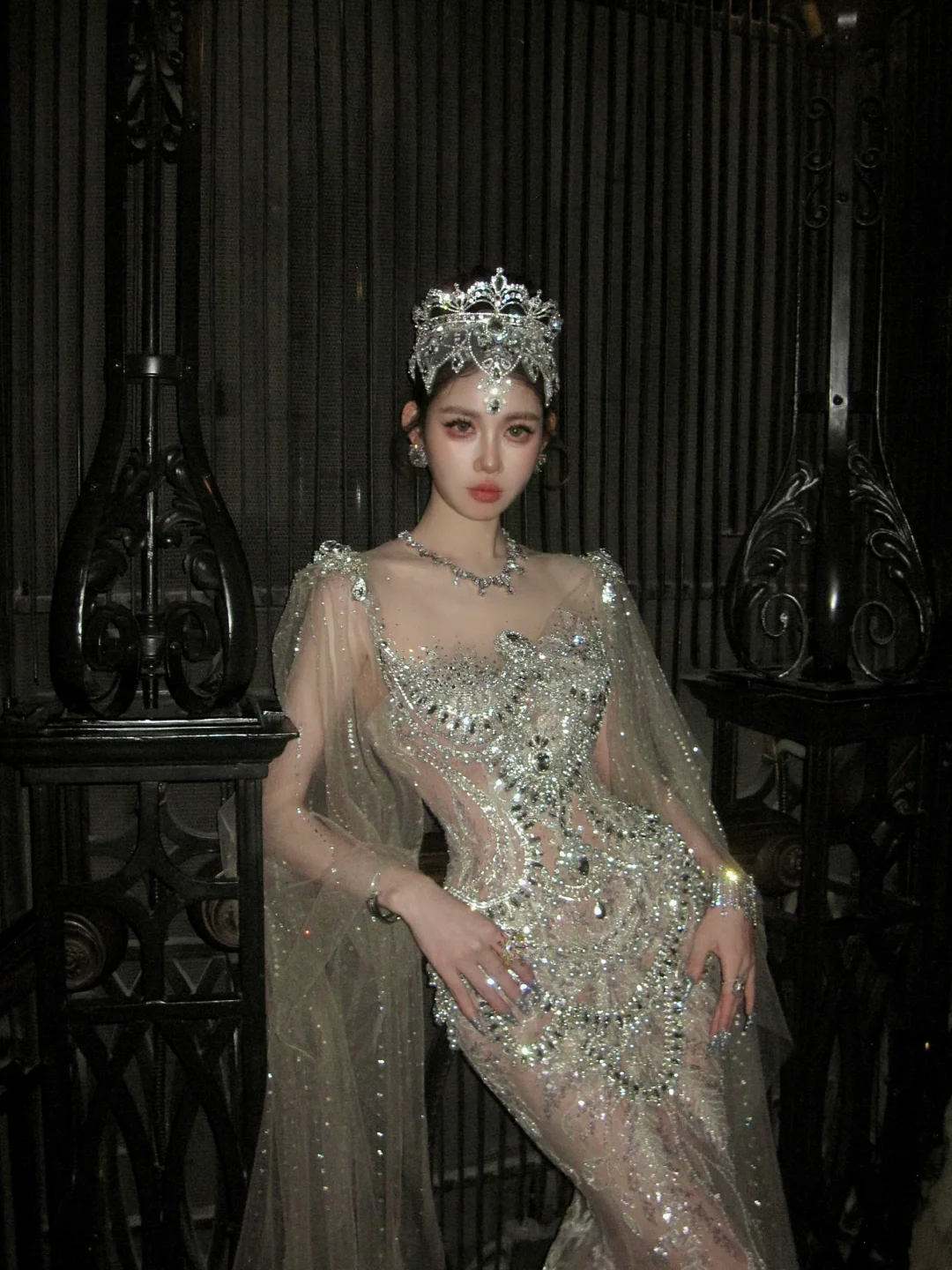 Robe de mariée sirène argentée à paillettes et traîne longue avec cape, robe de mariée féerique N067