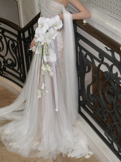 Robe de mariée sirène simple en tulle blanc à épaules dénudées avec plis et fronces, style féerique, référence N066