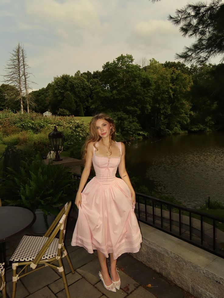 Figurbetontes, ärmelloses, knöchellanges Ballkleid aus rosa Satin mit eckigem Ausschnitt AB621