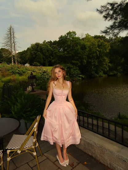 Figurbetontes, ärmelloses, knöchellanges Ballkleid aus rosa Satin mit eckigem Ausschnitt AB621