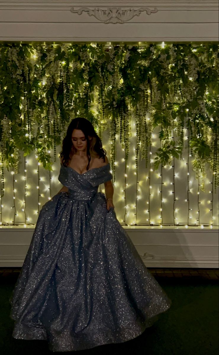 Robe de bal grise à sequins, coupe trapèze, épaules dénudées, traîne et plis, modèle AB669