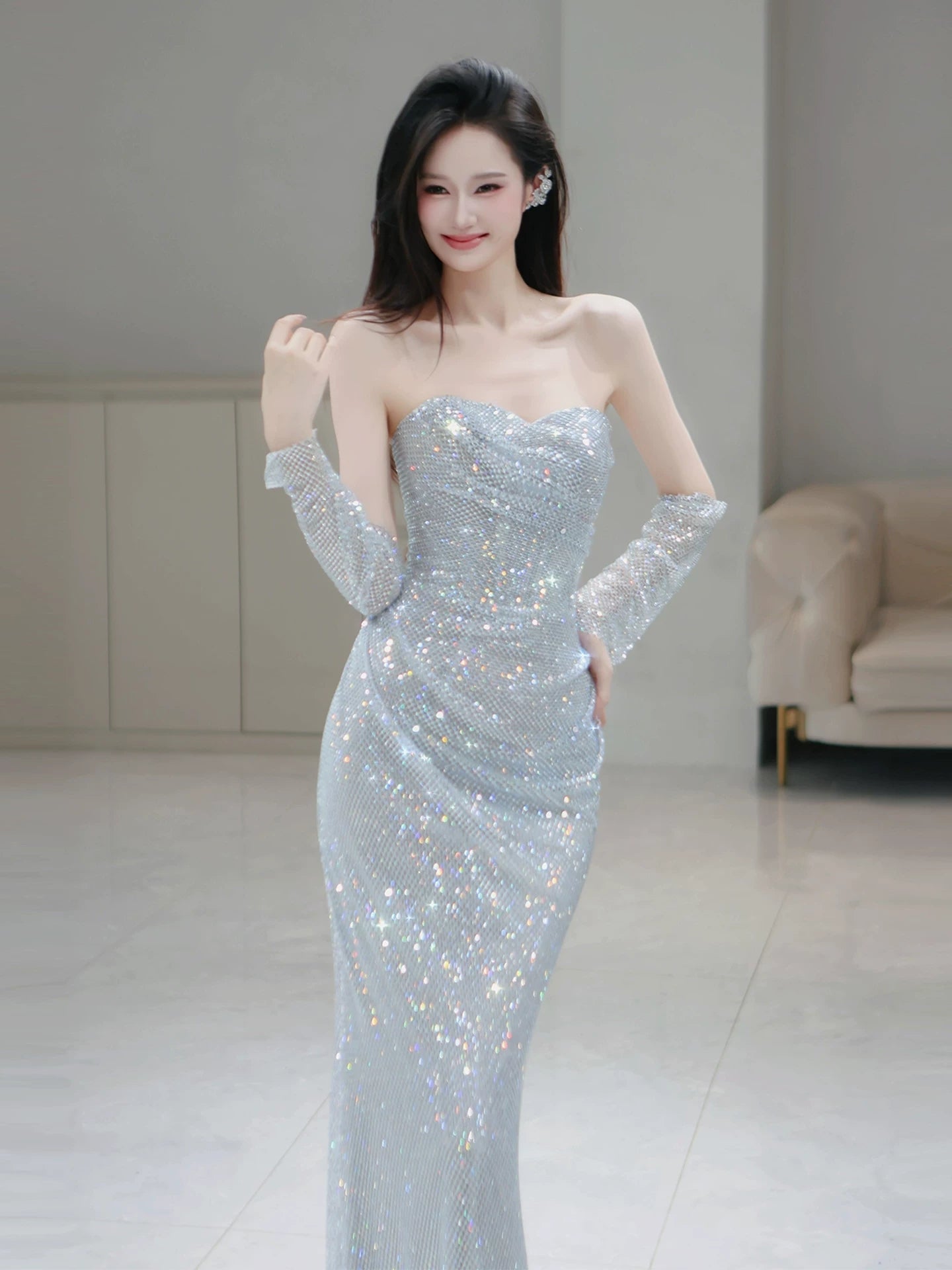 Robe de bal sirène à paillettes argentées et grises, décolleté cœur, avec gants assortis. Inspiration pour une longue soirée ou un 18e anniversaire (AB2223).