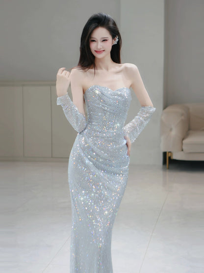 Robe de bal sirène à paillettes argentées et grises, décolleté cœur, avec gants assortis. Inspiration pour une longue soirée ou un 18e anniversaire (AB2223).