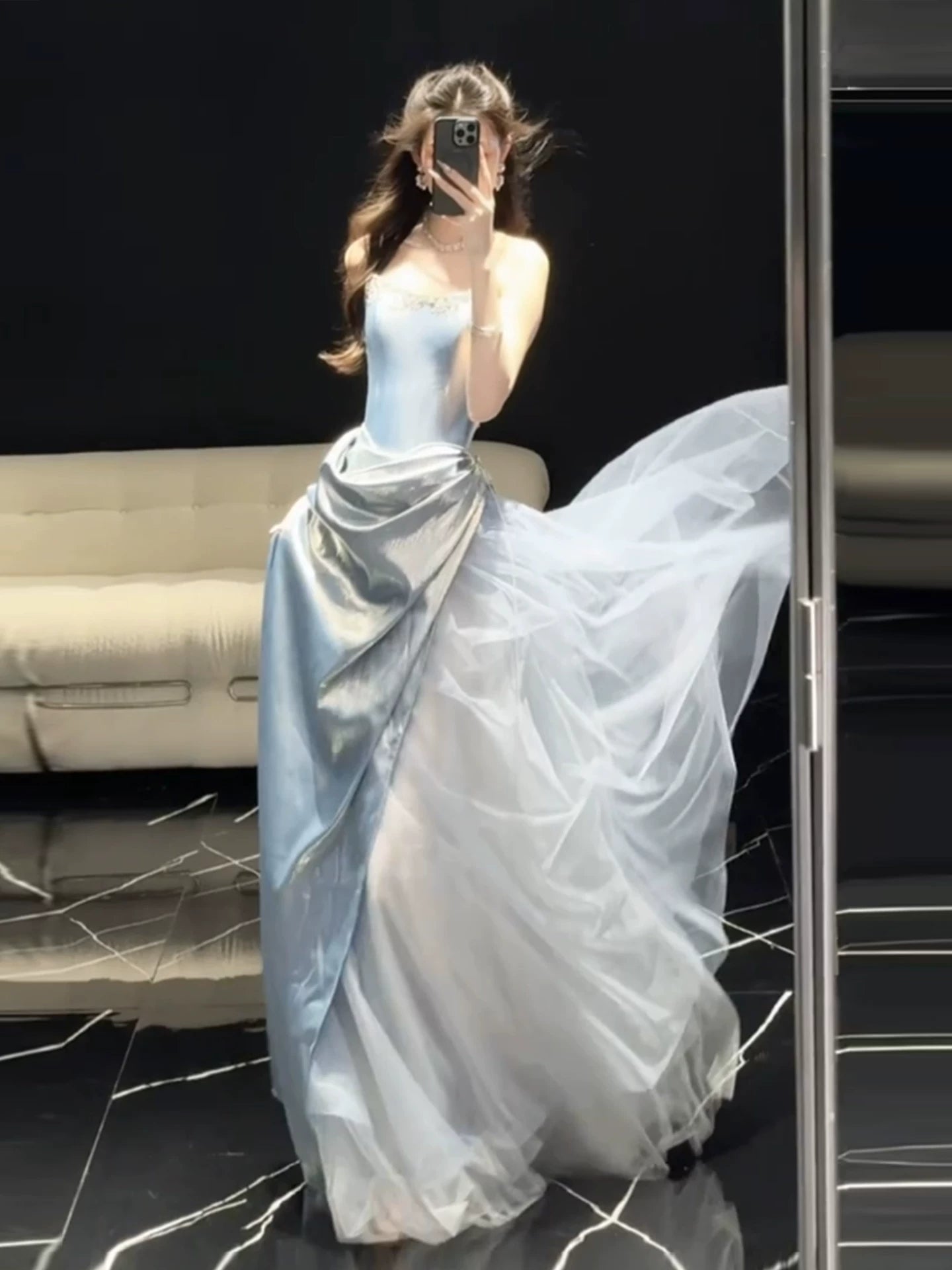 Robe de bal bleu clair sans bretelles, coupe trapèze et paillettes - Inspiration pour tenues de soirée et d'anniversaire AB2215