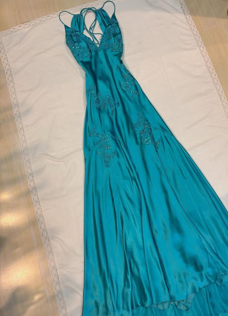 Robe de soirée sirène modeste à bretelles spaghetti, dos nu en dentelle raisin, satin, idéale pour le bal de fin d'année des lycéennes (N014)