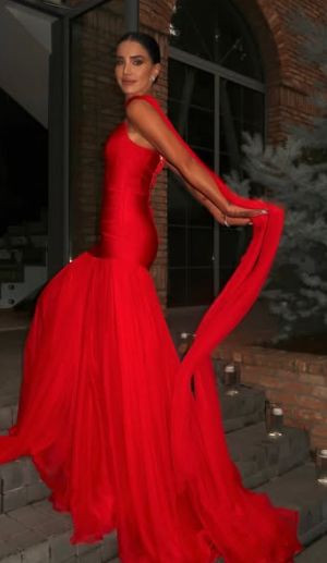 Schlichtes, trägerloses, rotes, ärmelloses Meerjungfrauen-Abendkleid aus Chiffon mit Schal AB448