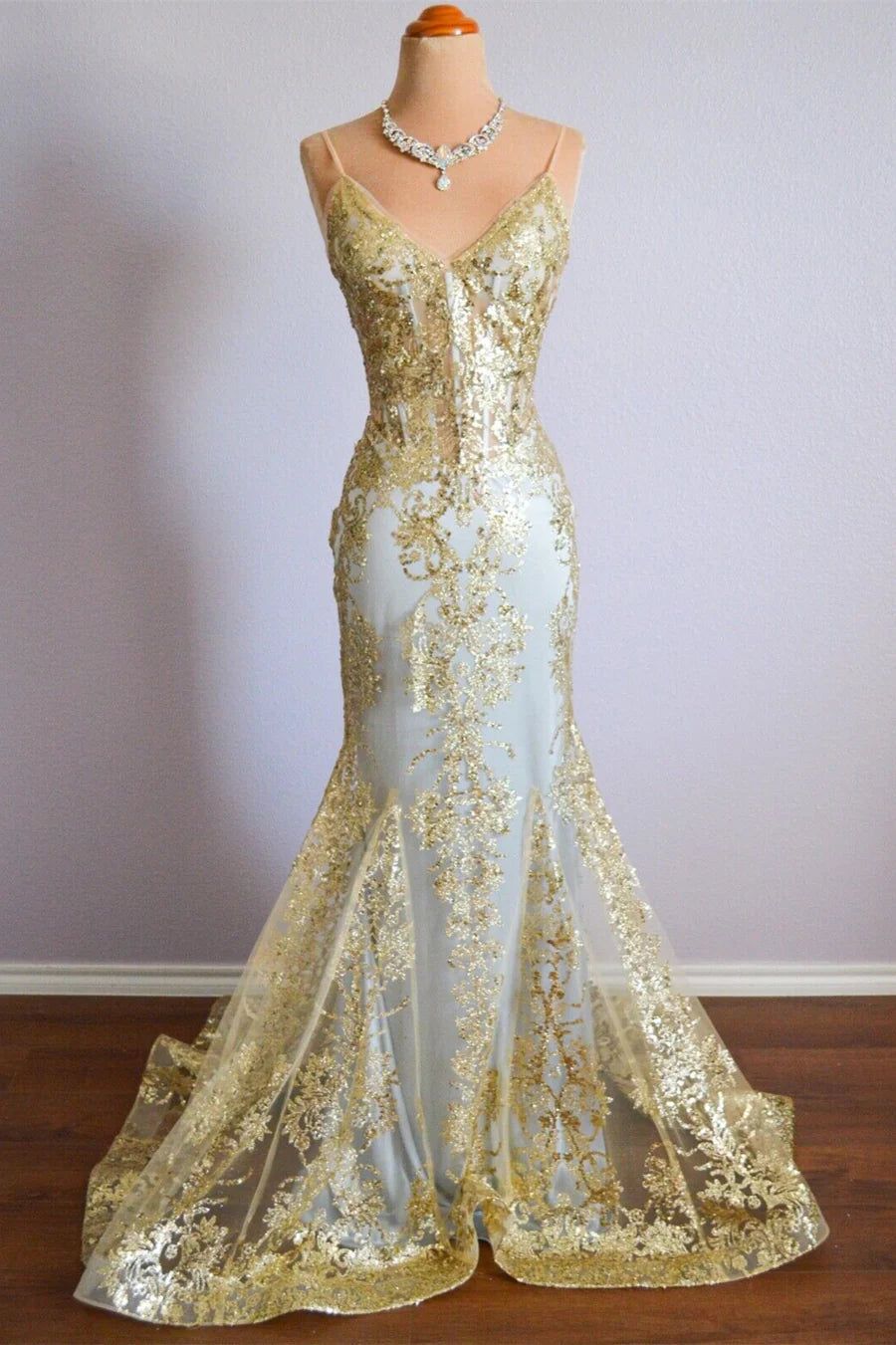 Elegantes Meerjungfrauen-Kleid mit Spaghettiträgern und goldenen Pailletten – Inspiration für schwarze Frauen und Mädchen: Festliche Abendkleider, lange Ballkleider AB1779