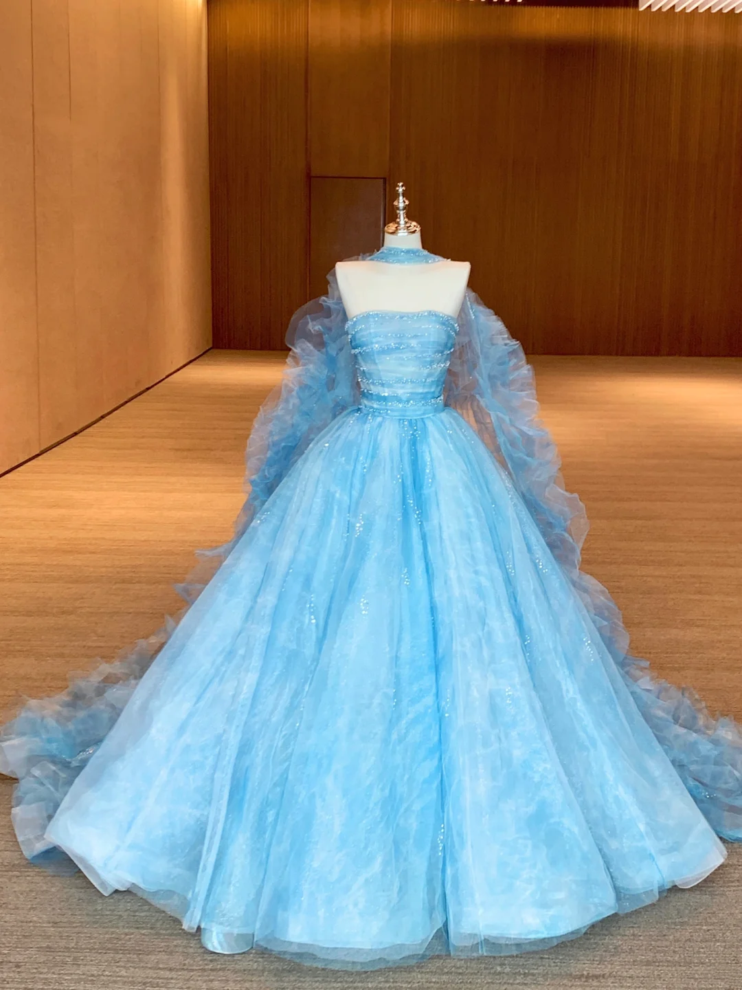 Robe de bal sobre sans bretelles bleu glacier avec longue cape à volants, robe de soirée élégante pour remise de diplômes N057