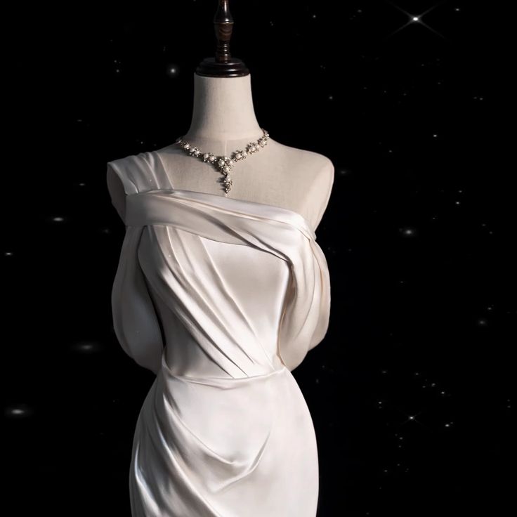 Meerjungfrauen-Brautkleid aus elfenbeinweißem Satin mit One-Shoulder-Ausschnitt und Falten AB973