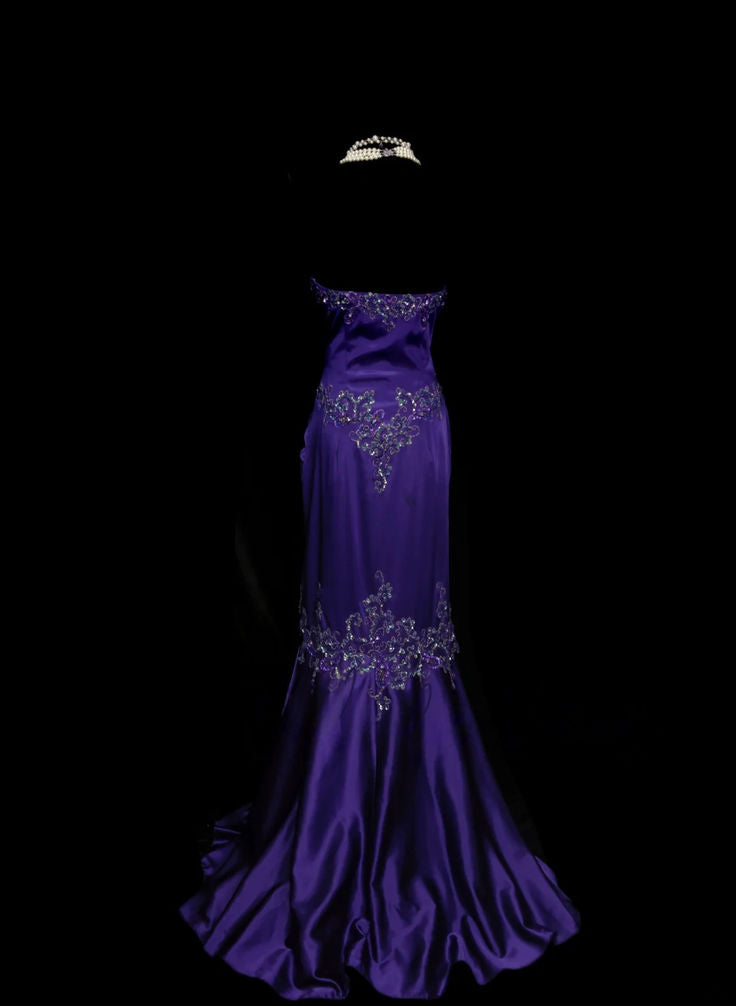 Robe de bal vintage sans bretelles en satin violet avec applications AB320