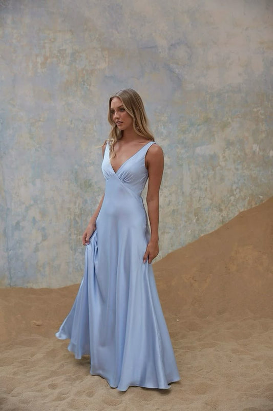 Einfaches, langes Brautjungfernkleid in A-Linie mit V-Ausschnitt, hellblau mit Falten, Hochzeitsgast-Outfit N1646
